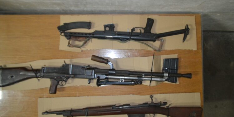 Policisti pri 31-letniku zasegli več kosov prepovedanega orožja (FOTO)