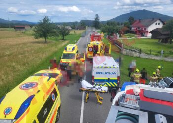 Iz neznanega razloga trčil v zid: V nesreči huje poškodovanih več oseb, ena ostala ukleščena (FOTO)