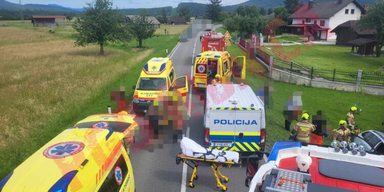 Iz neznanega razloga trčil v zid: V nesreči huje poškodovanih več oseb, ena ostala ukleščena (FOTO)