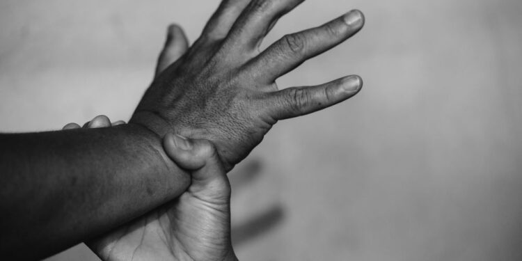 Opozorili so na kritično situacijo v Sloveniji: Še naprej izkoriščajo delavce ter zlorabljajo ženske in otroke za spolno trgovino