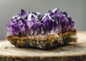 Odkrijte moč ametista: Kamen, ki prinaša mir in preobrazbo v vaše življenje