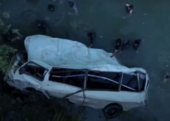 Šolski avtobus zgrmel v reko, umrlo najmanj sedem oseb (VIDEO)