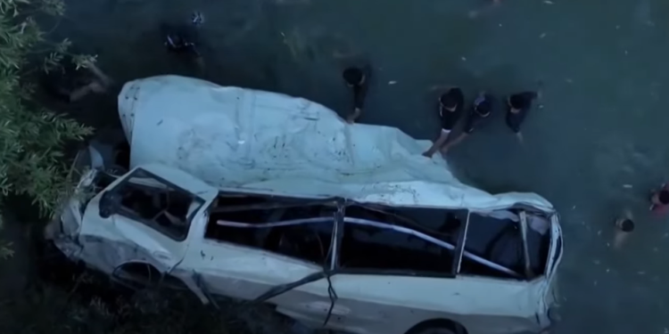 Šolski avtobus zgrmel v reko, umrlo najmanj sedem oseb (VIDEO)