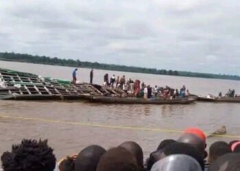 Tragedija v DR Kongo: Več kot 80 mrtvih v brodolomu (FOTO)