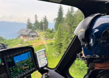 Poškodba na Črni prsti: Policijski helikopter reševal tujega pohodnika (VIDEO)