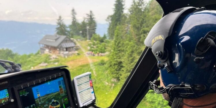 Poškodba na Črni prsti: Policijski helikopter reševal tujega pohodnika (VIDEO)