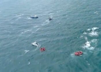 Reševalna akcija v Tržaškem zalivu: Iz potapljajoče se ladje rešili 80 oseb (VIDEO)