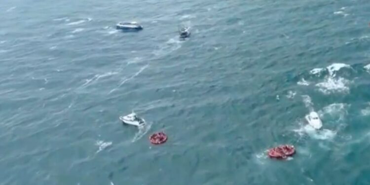 Reševalna akcija v Tržaškem zalivu: Iz potapljajoče se ladje rešili 80 oseb (VIDEO)