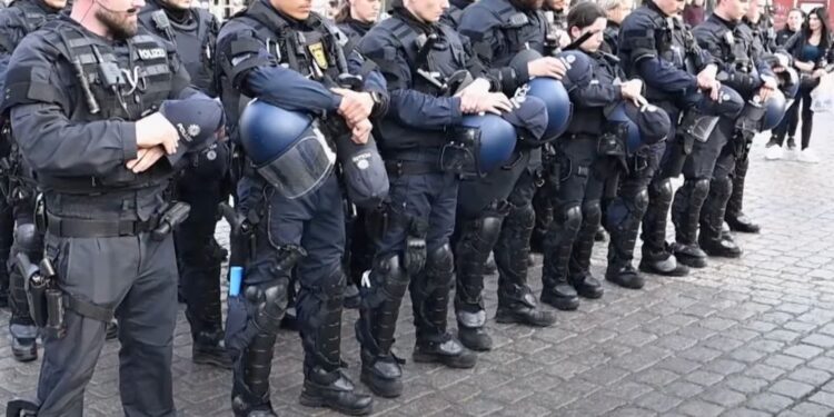 Po napadu z nožem umrl večkrat zaboden 29-letni policist