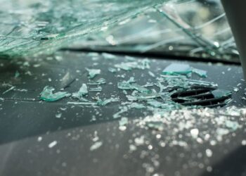 Tragična nesreča pri Modreju: 74-letni voznik trčil v hišo in umrl