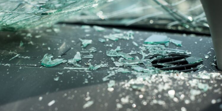 Tragična nesreča pri Modreju: 74-letni voznik trčil v hišo in umrl