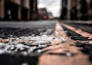 Vandalizem v Šentjerneju: Mladi nasilneži poškodovali tovornjak in napadli domačina