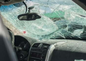 Tragična nesreča v Zlatoličju: 61-letnik umrl po trčenju v drevo