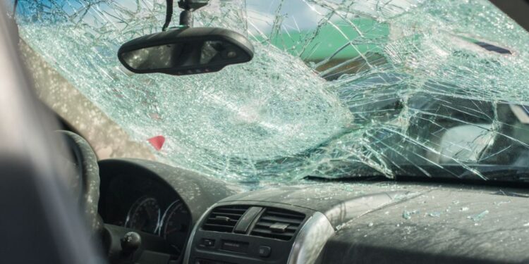 Tragična nesreča v Zlatoličju: 61-letnik umrl po trčenju v drevo