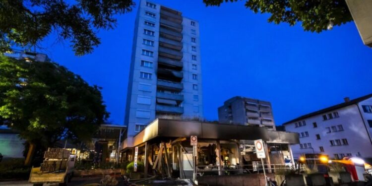 Eksplozije v garaži pri Zürichu: Dve smrtni žrtvi in 11 poškodovanih