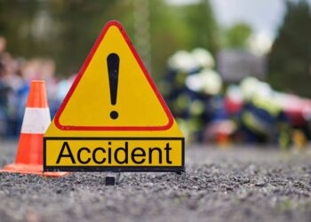 Huda nesreča v Vipavi: Vozilo na strehi, trije huje poškodovani