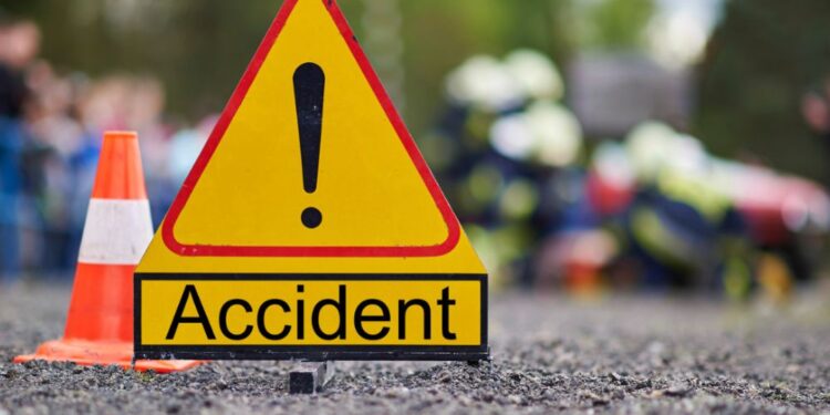 Huda nesreča v Vipavi: Vozilo na strehi, trije huje poškodovani