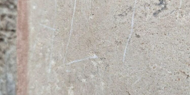 Turist vandaliziral hišo Caii v Pompejih: Varnostno osebje ga ujelo