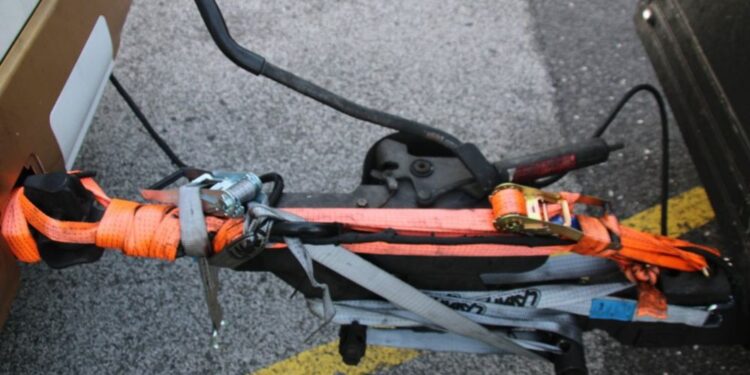 Izrabljene pnevmatike in vrv na prikolici privedli do policijskega ukrepa (FOTO)