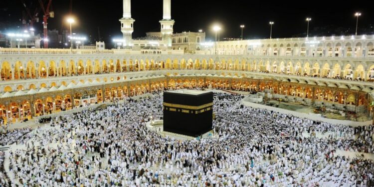 Muslimani začenjajo hadž v senci vojne v Gazi