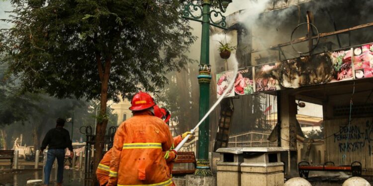Požar v Litiji: Sedem oseb iskalo zdravniško pomoč