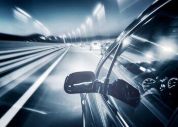 Belgijec divjal po avtocesti, končal na lokalni cesti