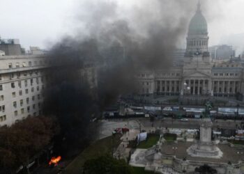 Buenos Aires v plamenih: “Branili bomo državo” (FOTO, VIDEO)