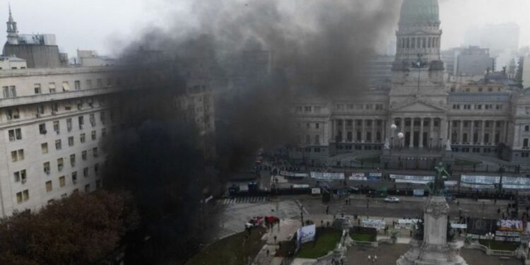 Buenos Aires v plamenih: “Branili bomo državo” (FOTO, VIDEO)
