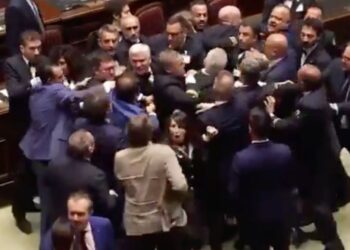 Množičen pretep v italijanskem parlamentu, poslanec končal v bolnišnici (VIDEO)