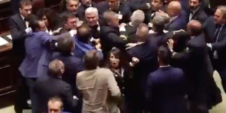 Množičen pretep v italijanskem parlamentu, poslanec končal v bolnišnici (VIDEO)