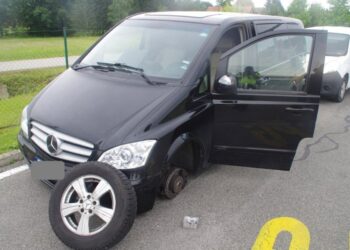 Nenavaden incident na avtocesti: Kombiju odpadlo kolo (FOTO)