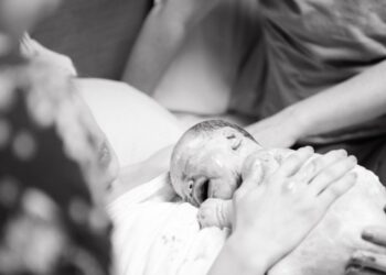 Enajstletnica v Nemčiji rodila: Zloraba ali bizarna razlaga?