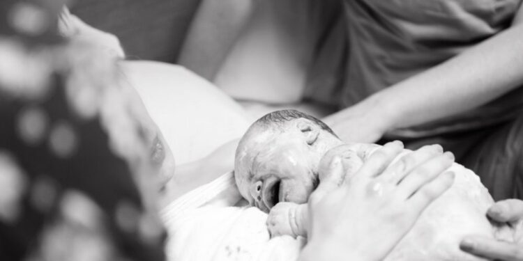 Enajstletnica v Nemčiji rodila: Zloraba ali bizarna razlaga?