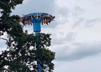 28 ljudi v Portlandu viselo na glavo skoraj pol ure v zabaviščnem parku (VIDEO)