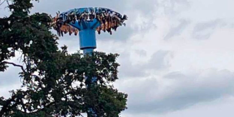 28 ljudi v Portlandu viselo na glavo skoraj pol ure v zabaviščnem parku (VIDEO)