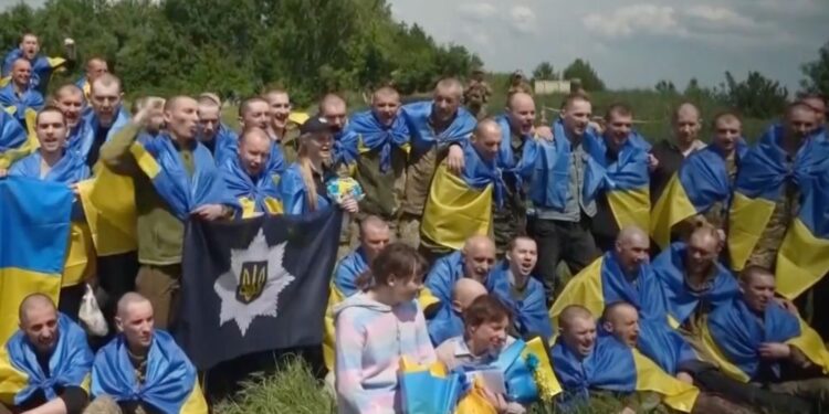 Rusija in Ukrajina ponovno izmenjali vojne ujetnike (FOTO, VIDEO)