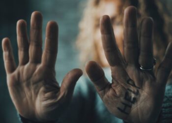 Varuh človekovih pravic: “Vsaka šesta starejša oseba je tarča nasilja”