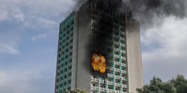 V Parizu po eksploziji aretirali moškega: Sumijo, da je 26-letnik ruski vohun