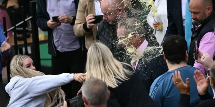 Nigel Farage je prejel drugi mlečni šejk