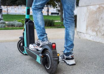 Nesreča v Ljubljani: Voznik e-skiroja trčil v peško in nato odpeljal