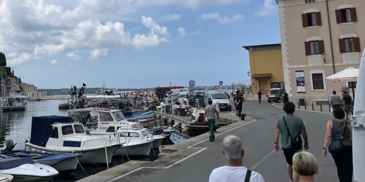 Iz morja v Piranu izvlekli truplo (FOTO)