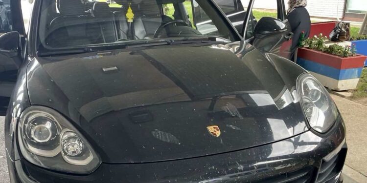 Nepričakovana najdba: Skrivnost, skrita v spodnjem perilu, razkrita na meji