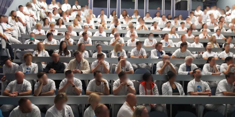 Zdravniki stavkajo že pol leta: Kaj napoveduje ministrica?