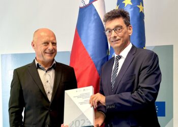 Varuh človekovih pravic predal poročilo ministru Propsu: Dolgotrajni postopki in ukrepi za izboljšanje