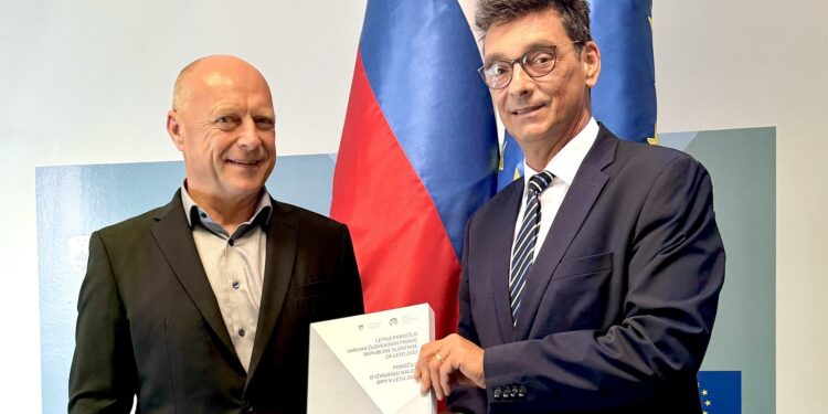 Varuh človekovih pravic predal poročilo ministru Propsu: Dolgotrajni postopki in ukrepi za izboljšanje