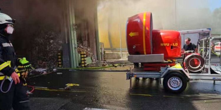 Intenziven požar v RCERO Ljubljana: Požarna zaščita ni zmogla obvladati ognja