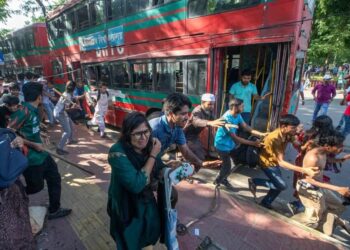 V nasilnih protestih v Bangladešu umrlo najmanj 39 ljudi (FOTO)