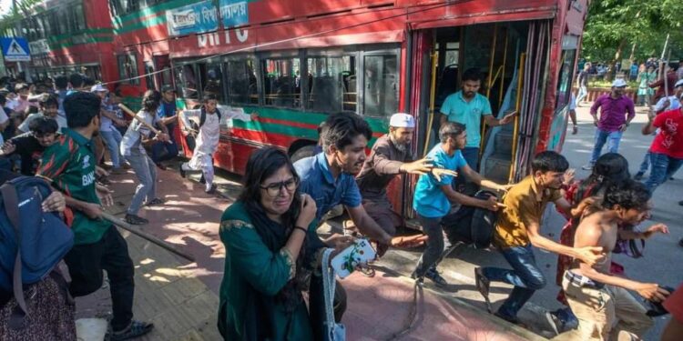 V nasilnih protestih v Bangladešu umrlo najmanj 39 ljudi (FOTO)