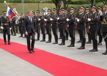 Golob v vlogi ministra slovesno na delovne sestanke (FOTO)