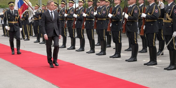 Golob v vlogi ministra slovesno na delovne sestanke (FOTO)